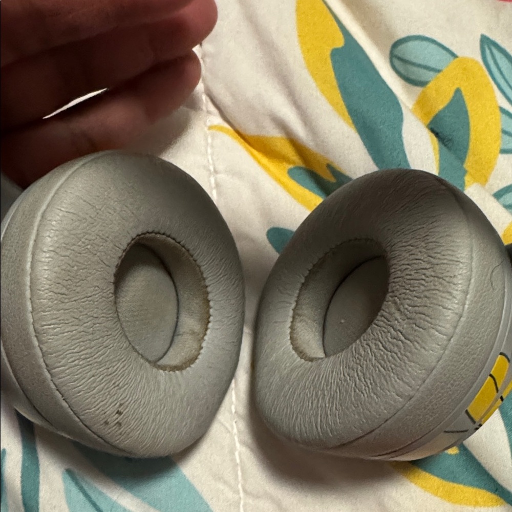 Beats Mickey 90th anniversary headphones - Picture 5 of 11